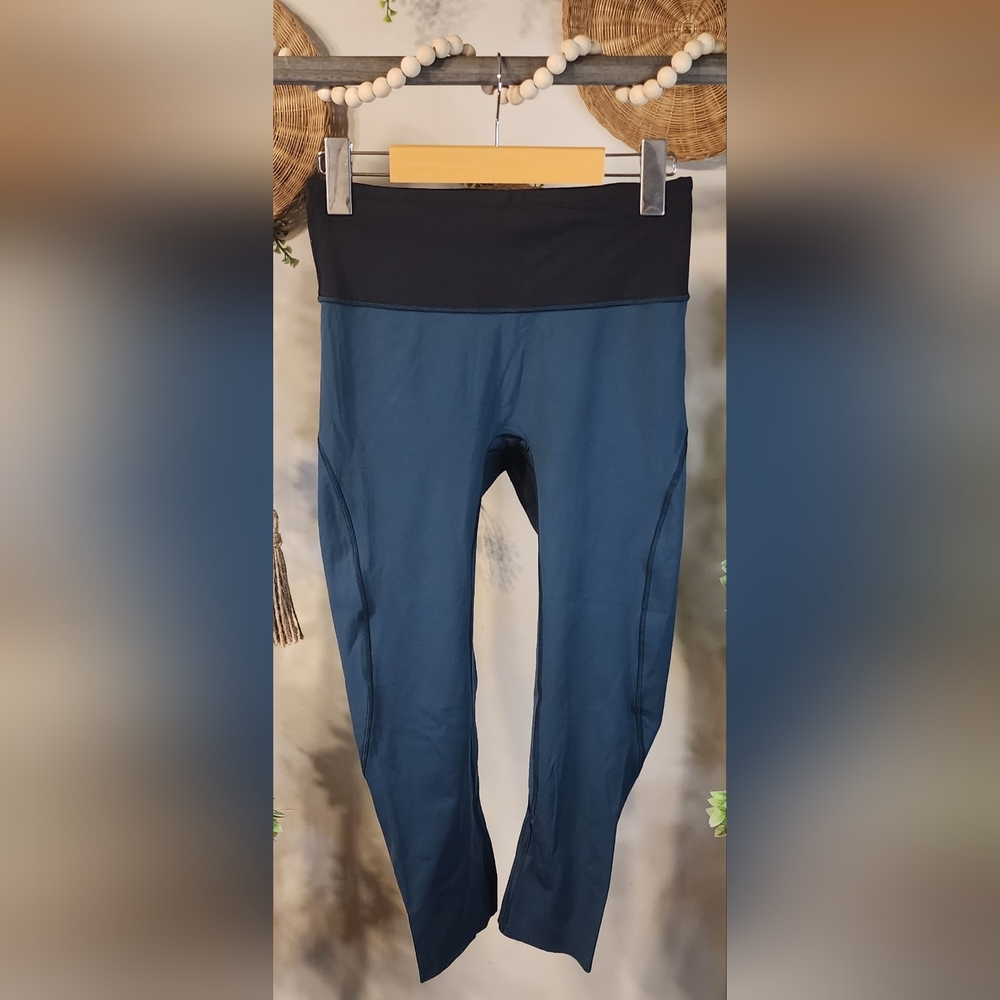 Lululemon Athletica - (6) Running Capri Leggings